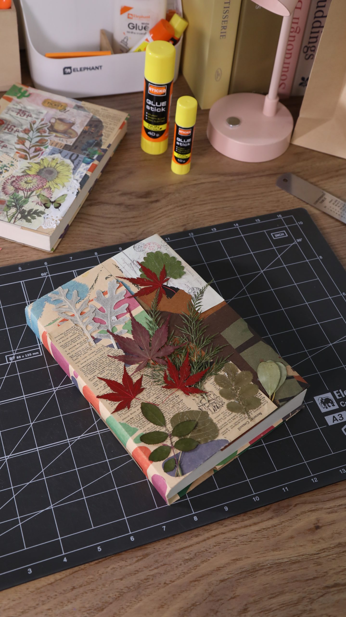 ผลลัพธ์การ DIY ปกหนังสือสุดอลังการด้วยกาวแท่ง Sticko