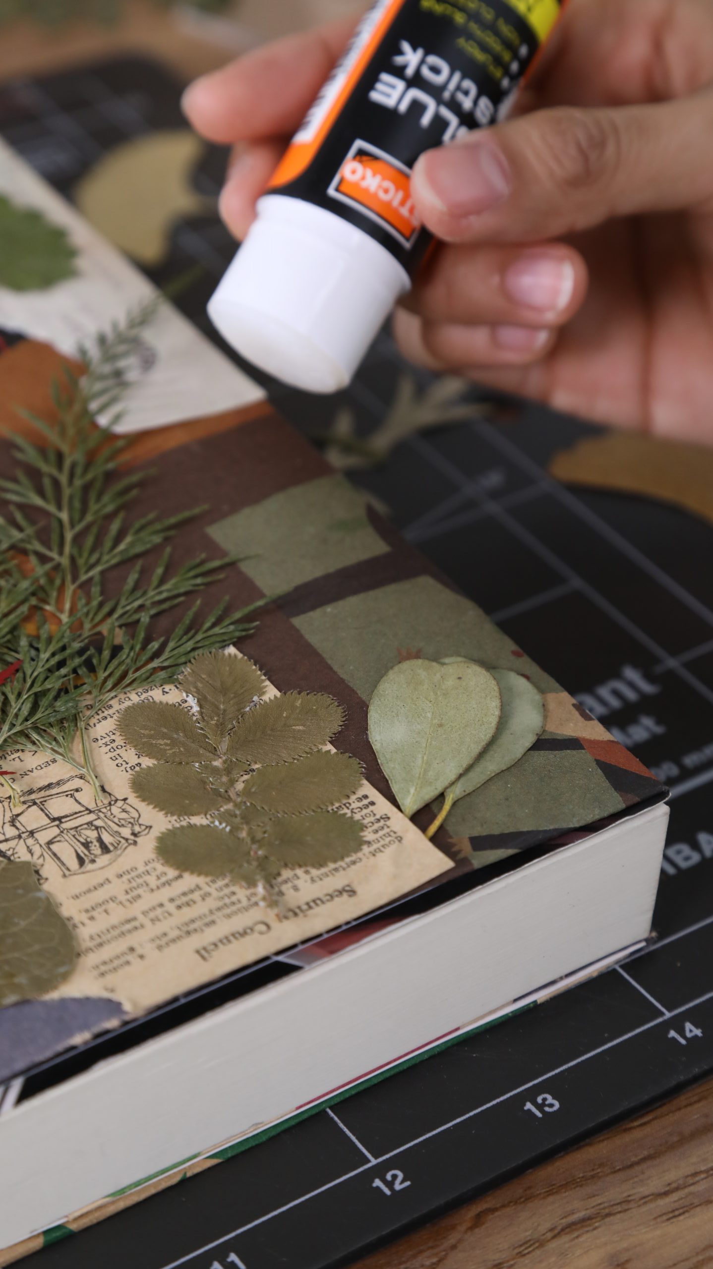 การสอดปกหนังสือเข้ากับช่องกระดาษ DIY